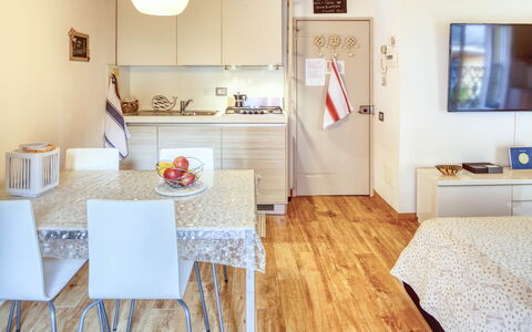 Studio Fede - Levanto: Tafel, Eigendom, Meubilair, Fotolijst, Hout, Interieur Ontwerp, Oranje, Stoel, Verdieping, Onroerend Goed