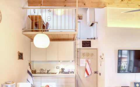 Studio Fede - Levanto: Eigendom, Meubilair, Gebouw, Venster, Interieur Ontwerp, Hout, Verlichting, Woonkamer, Stellingen, Huis