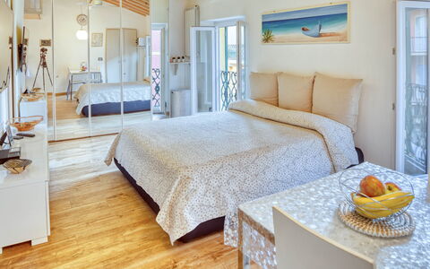 Studio Fede - Levanto: Meubilair, Eigendom, Comfort, Gebouw, Venster, Blauw, Azure, Hout, Bed Frame, Hoofdkussen