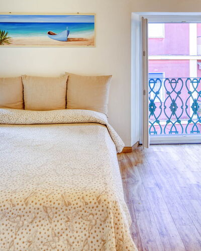 Studio Fede - Levanto: Meubilair, Blauw, Gebouw, Comfort, Venster, Azure, Hout, Textiel, Bed Frame, Flooring