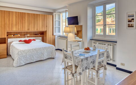 Studio Paola - Levanto: Meubilair, Eigendom, Tafel, Venster, Cabinetry, Hout, Interieur Ontwerp, Comfort, Verdieping, Flooring