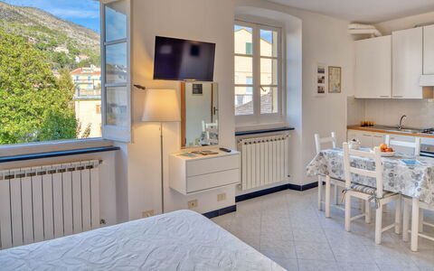 Studio Paola - Levanto: Cabinetry, Meubilair, Eigendom, Venster, Tafel, Gebouw, Blind Venster, Lade, Azure, Ladenkast