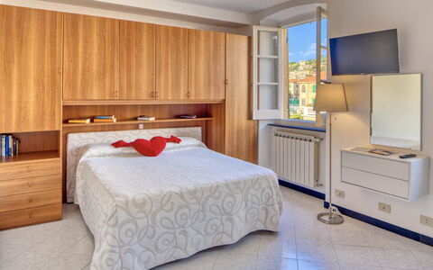 Studio Paola - Levanto: Meubilair, Cabinetry, Comfort, Hout, Interieur Ontwerp, Lade, Gebouw, Flooring, Bed, Verdieping