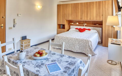 Studio Paola - Levanto: Tafel, Eigendom, Meubilair, Comfort, Cabinetry, Gebouw, Hout, Textiel, Interieur Ontwerp, Verlichting