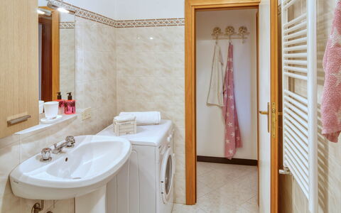 Studio Paola - Levanto: Spiegel, Kraan, Wastafel, Wastafel In De Badkamer, Loodgieterswerkinrichting, Eigendom, Badkamer, Hout, Interieur Ontwerp, Gebouw