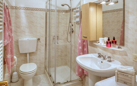 Studio Paola - Levanto: Bruin, Spiegel, Kraan, Loodgieterswerkinrichting, Wastafel In De Badkamer, Wastafel, Eigendom, Fotograaf, Wit, Gebouw