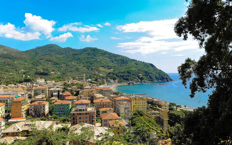 Studio Paola - Levanto: Wolk, Lucht, Water, Berg, Fabriek, Gebouw, Azure, Natuurlijk Landschap, Boom, Vegetation