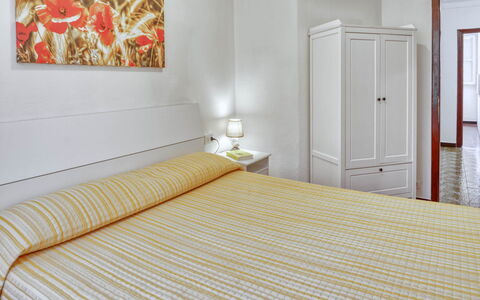 Nina Home - Levanto: Meubilair, Eigendom, Comfort, Deur, Gebouw, Hout, Textiel, Oranje, Schaduw, Interieur Ontwerp