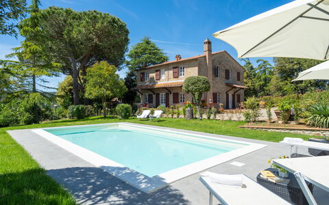 Villa Luana: Fabriek, Lucht, Water, Gebouw, Dag, Eigendom, Zwembad, Boom, Schaduw, Venster