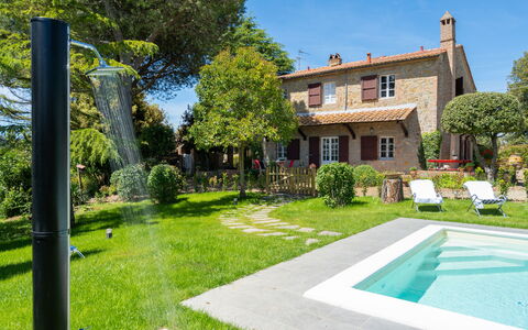 Villa Luana: Fabriek, Gebouw, Lucht, Eigendom, Venster, Groen, Water, Boom, Huis, Land Lot