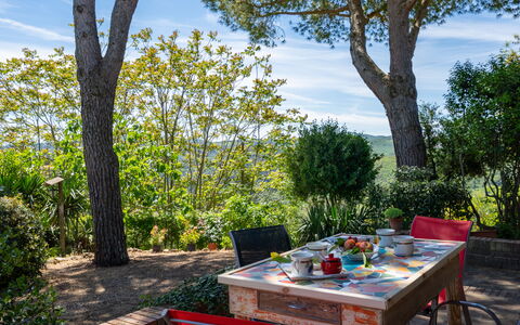 Villa Luana: Wolk, Fabriek, Tafel, Lucht, Meubilair, Plantengemeenschap, Boom, Buitenmeubels, Tableware, Natuurlijk Landschap