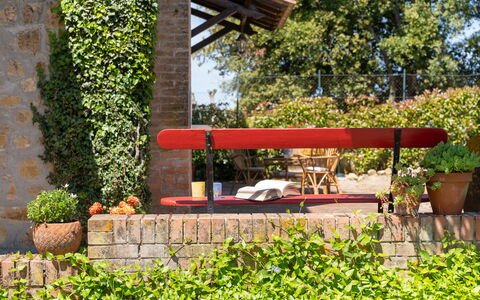 Villa Luana: Fabriek, Wiel, Bloempot, Schaduw, Vegetation, Stedelijk Ontwerp, Weg Oppervlak, Boom, Gras