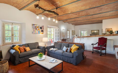 Villa Luana: Bankstel, Meubilair, Tafel, Eigendom, Fotolijst, Venster, Slaapbank, Verdieping, Hout, Woonkamer