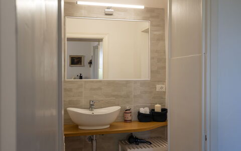 Villa Luana: Spiegel, Wastafel, Kraan, Eigendom, Wastafel In De Badkamer, Badkamer, Loodgieterswerkinrichting, Interieur Ontwerp, Hout