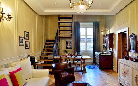 Appartamenti Troise: Fotolijst, Meubilair, Eigendom, Tafel, Bankstel, Verlichting, Hout, Interieur Ontwerp, Geel, Cabinetry