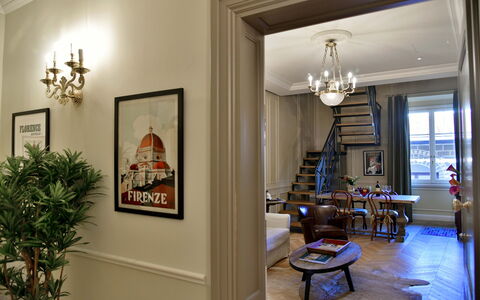 Appartamenti Troise: Fotolijst, Eigendom, Fabriek, Tafel, Interieur Ontwerp, Bankstel, Hout, Gebouw, Muur, Venster