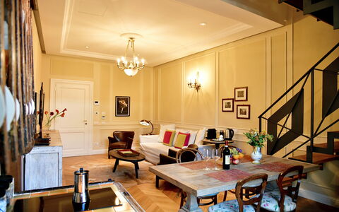 Appartamenti Troise: Tafel, Meubilair, Eigendom, Fotolijst, Bankstel, Hout, Interieur Ontwerp, Verlichting, Woonkamer, Stoel