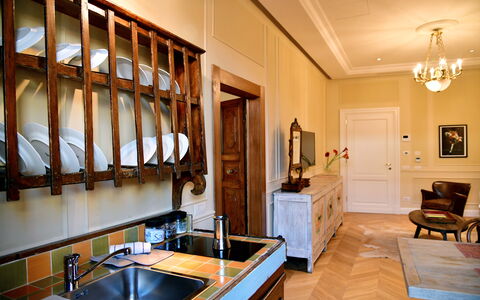 Appartamenti Troise: Gootsteen, Meubilair, Countertop, Cabinetry, Wastafel, Fotolijst, Kraan, Interieur Ontwerp, Hout, Keuken