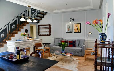 Il Carro: Tafel, Meubilair, Eigendom, Bankstel, Fotolijst, Bloem, Kamerplant, Interieur Ontwerp, Bloempot, Woonkamer