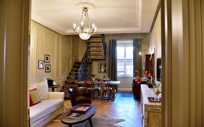 Appartamenti Troise: Tafel, Eigendom, Meubilair, Bankstel, Fotolijst, Gebouw, Interieur Ontwerp, Hout, Verlichting, Lamp