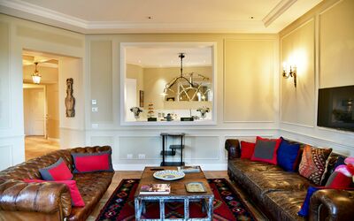 Lion Nero: Bankstel, Meubilair, Eigendom, Tafel, Fotolijst, Hout, Architectuur, Interieur Ontwerp, Woonkamer, Slaapbank