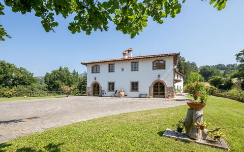 Grezzano Villa: Fabriek, Gebouw, Lucht, Venster, Boom, Huis, Gras, Land Lot, Landschap, Woongebied
