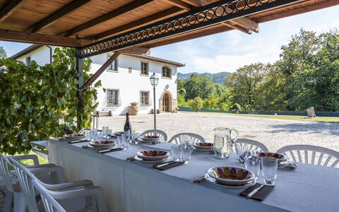 Grezzano Villa: Tafel, Meubilair, Tableware, Eigendom, Fabriek, Stoel, Lucht, Gebouw, Buitenmeubels, Dishware