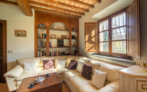 Grezzano Villa: Meubilair, Bankstel, Fotolijst, Eigendom, Tafel, Venster, Hout, Woonkamer, Interieur Ontwerp, Architectuur