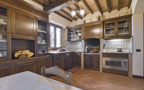 Villa Di Corazzano: Countertop, Cabinetry, Meubilair, Eigendom, Toestel Van De Keuken, Keuken, Huishoudapparatuur, Fornuis, Lade, Hout