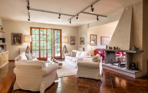 Villa Del Mugello: Fotolijst, Meubilair, Comfort, Hout, Decoratie, Kamerplant, Interieur Ontwerp, Verdieping, Venster, Woonkamer