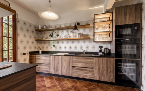 Villa Del Mugello: Cabinetry, Countertop, Meubilair, Keuken, Lade, Hout, Fornuis, Verlichting, Flooring, Interieur Ontwerp