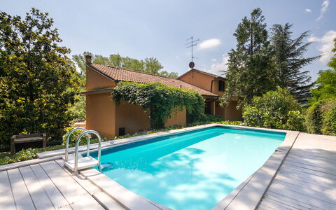 Villa Del Mugello: Water, Lucht, Fabriek, Wolk, Eigendom, Zwembad, Gebouw, Azure, Schaduw, Boom