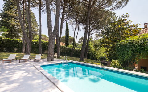 Villa Del Mugello: Water, Fabriek, Eigendom, Zwembad, Azure, Boom, Lucht, Schaduw, Gras, Zwemwater