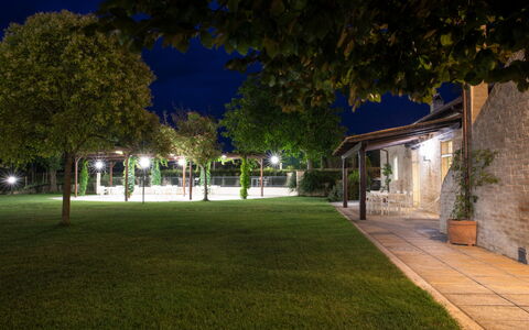 Villa Papiano: Fabriek, Gebouw, Natuur, Weg Oppervlak, Boom, Architectuur, Schaduw, Gras, Venster, Stad