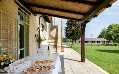 Villa Papiano: Fabriek, Eigendom, Gebouw, Venster, Schaduw, Lucht, Boom, Bloempot, Bloem, Architectuur