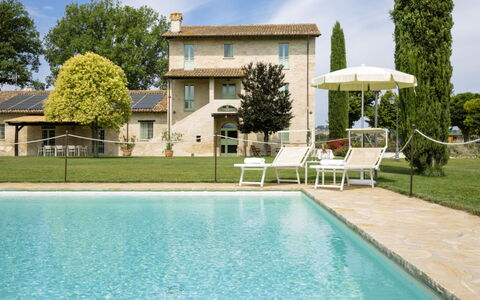 Villa Papiano: Water, Fabriek, Wolk, Gebouw, Lucht, Eigendom, Meubilair, Zwembad, Boom, Azure