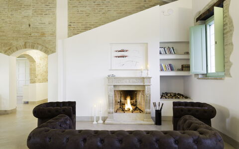 Villa Papiano: Eigendom, Bankstel, Interieur Ontwerp, Architectuur, Hout, Haard, Flooring, Woonkamer, Verdieping, Muur