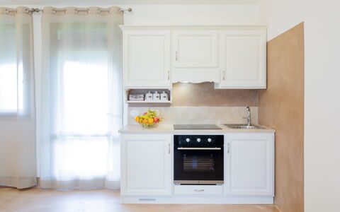 Villa Papiano: Cabinetry, Countertop, Eigendom, Gebouw, Fornuis, Keuken, Hout, Venster, Toestel Van De Keuken, Huishoudapparatuur