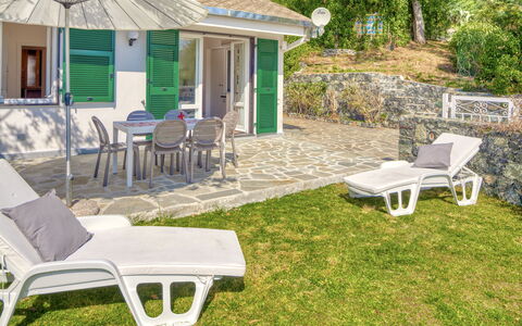 Marlà - Levanto: Meubilair, Eigendom, Fabriek, Gebouw, Venster, Buitenmeubels, Huis, Schaduw, Gras, Vrije Tijd