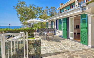 Marlà - Levanto: Lucht, Eigendom, Tafel, Fabriek, Gebouw, Azure, Schaduw, Bloempot, Deur, Stoel