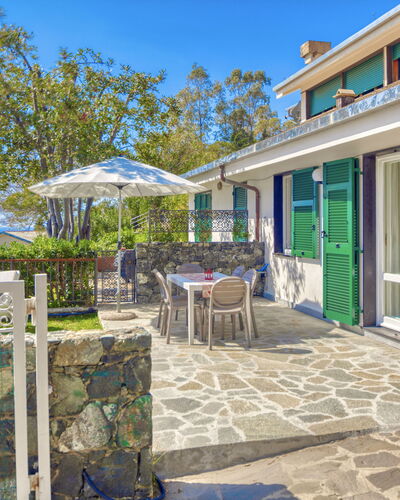 Marlà - Levanto: Lucht, Eigendom, Tafel, Fabriek, Gebouw, Azure, Schaduw, Bloempot, Deur, Stoel