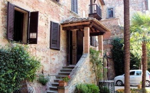 Residenza D'epoca: Fabriek, Gebouw, Venster, Bloempot, Bloem, Boom, Lucht, Wiel, Kamerplant, Huis