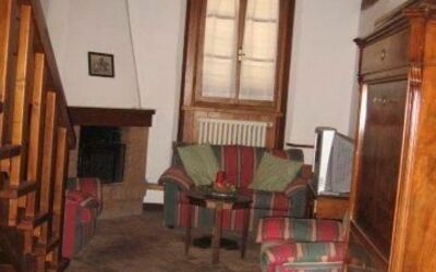 Il Rustico: Eigendom, Venster, Hout, Gebouw, Fabriek, Huis, Beits, Verdieping, Kamerplant, Woonkamer