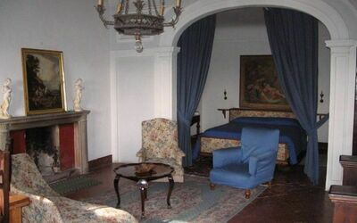 Alcova: Fotolijst, Meubilair, Tafel, Hout, Verlichting, Gebouw, Interieur Ontwerp, Verdieping, Huis, Lamp