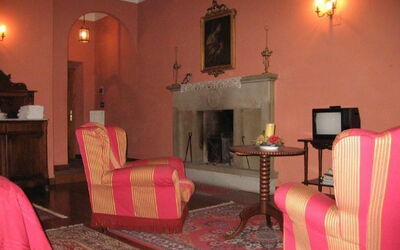 The Duke: Fotolijst, Meubilair, Decoratie, Comfort, Gebouw, Oranje, Hout, Verlichting, Interieur Ontwerp, Lamp