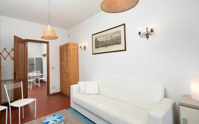 Apuana Suite: Fotolijst, Bankstel, Eigendom, Meubilair, Tafel, Verlichting, Interieur Ontwerp, Oranje, Woonkamer, Architectuur