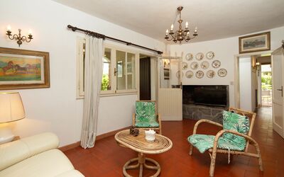 Vittoria Suite: Fotolijst, Bankstel, Meubilair, Tafel, Eigendom, Gebouw, Hout, Interieur Ontwerp, Verlichting, Woonkamer