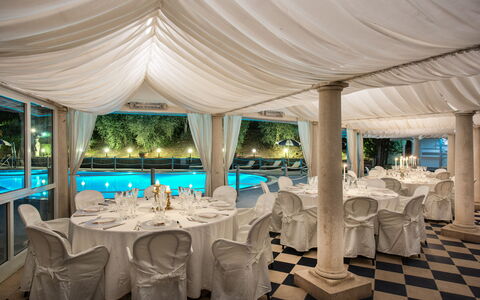 Villa Alfresco: Tafel, Meubilair, Decoratie, Eigendom, Tableware, Water, Licht, Stoel, Tafelkleed, Azure