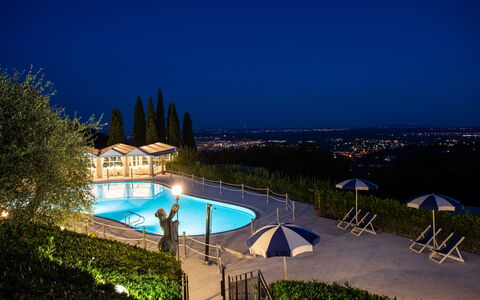 Villa Alfresco: Water, Lucht, Fabriek, Gebouw, Azure, Zwembad, Zwemwater, Architectuur, Arecales, Schaduw