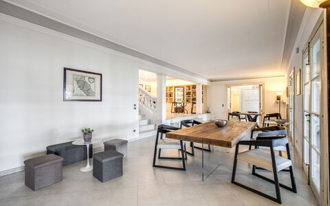 Villa Alfresco: Fotolijst, Meubilair, Tafel, Fabriek, Kamerplant, Gebouw, Interieur Ontwerp, Woonkamer, Bankstel, Flooring